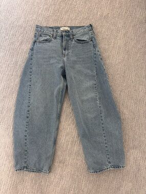 Abercrombie & Fitch Midrise barrel Jeans in Light Blue Denim